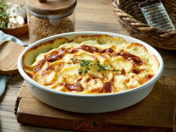 Comment faire un gratin dauphinois avec une sauce crémeuse et des pommes de terre fondantes?