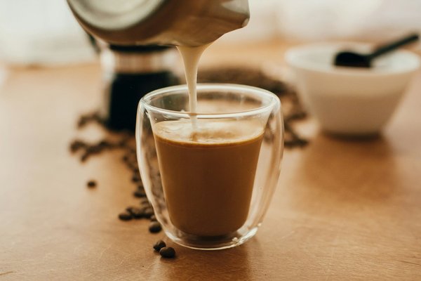 Comment sélectionner une machine à café avec distributeur de lait intégré pour des cappuccinos?
