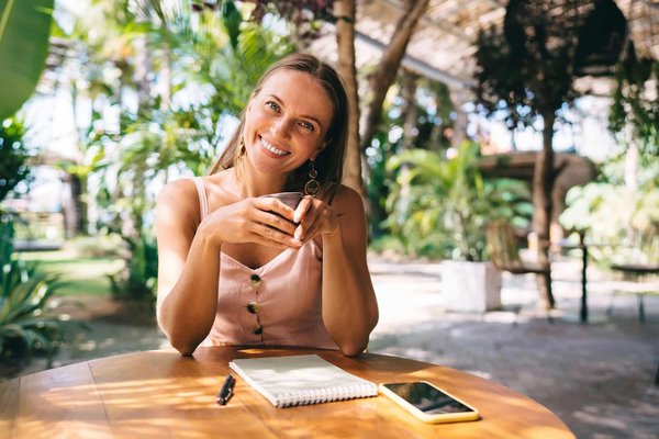 Quelles sont les étapes pour lancer un café avec une thématique littéraire dans un quartier culturel?